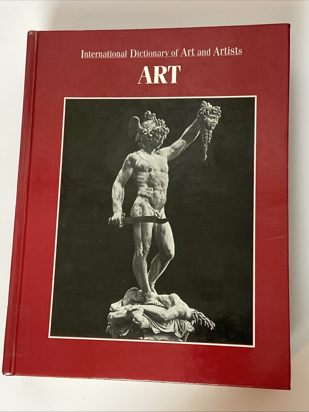 International Dictionary of Art and Artists: ART Reference Art History Hardcover