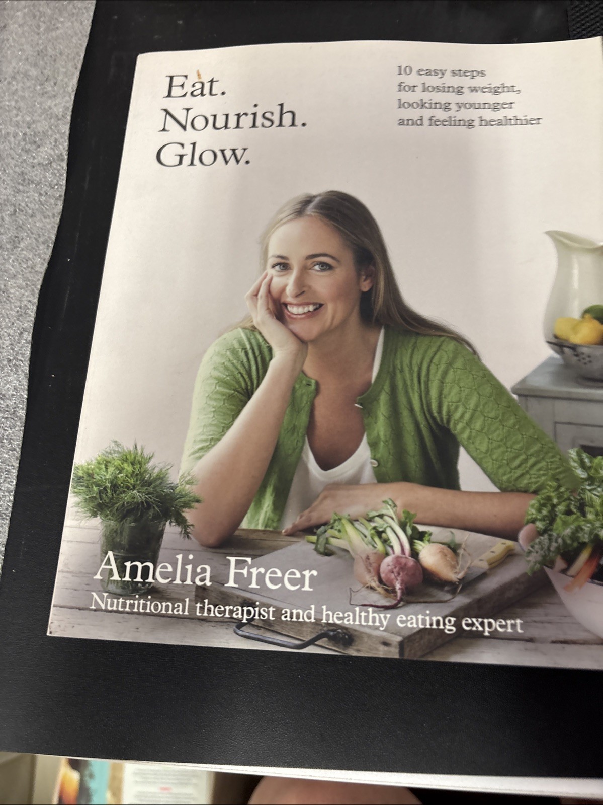 Eat. Nourish. Glow.: 10 Easy Steps for Losing Weight, Looking Younger & Feeling