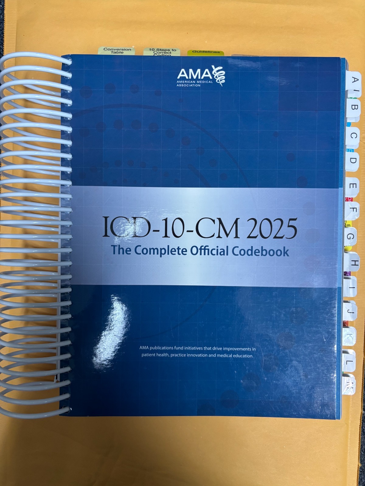 ICD-10-CM 2025: The Complete Official Codebook Spiral Bound w/Tabs Very Good