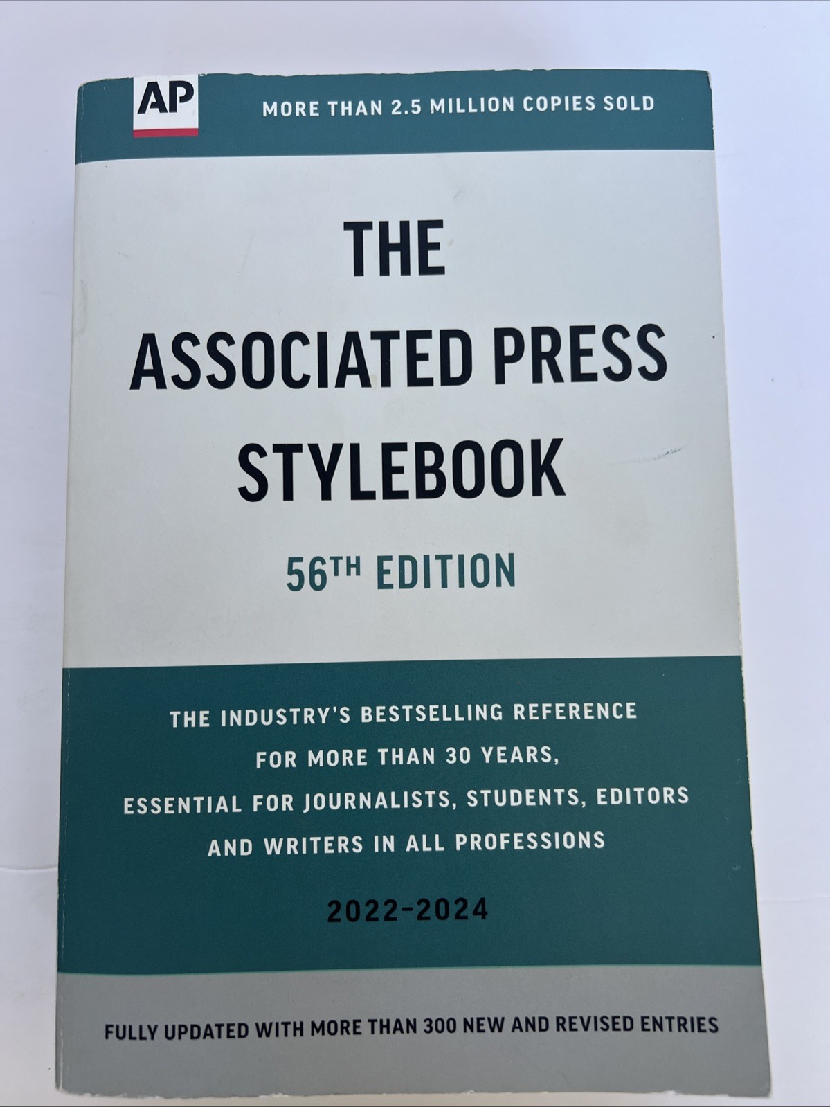 The Associated Press Stylebook: 2022-2024 by Associated Press [Paperback]