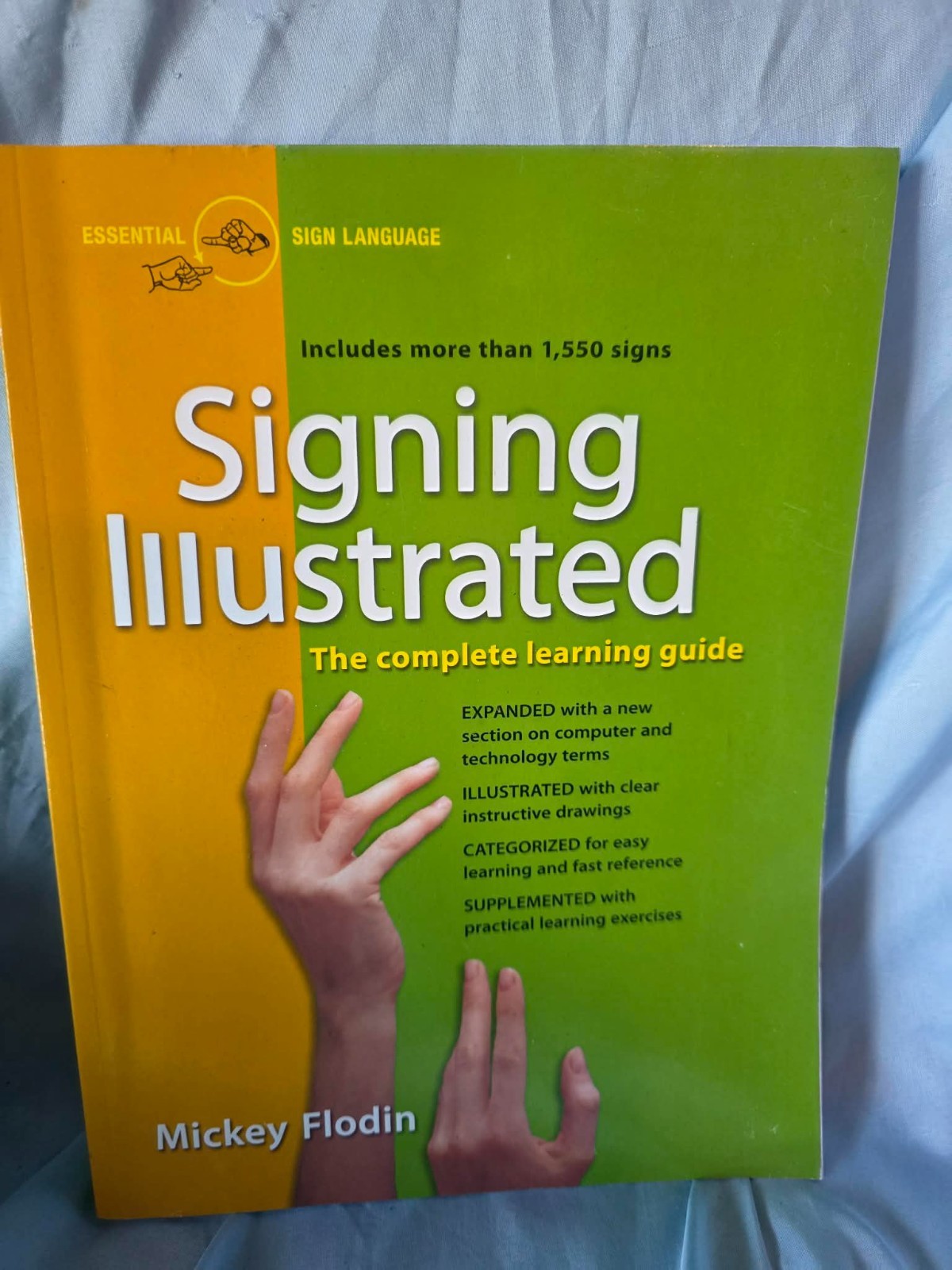 Signing Illustrated : The Complete Learning Guide by Mickey Flodin (2004, Trade