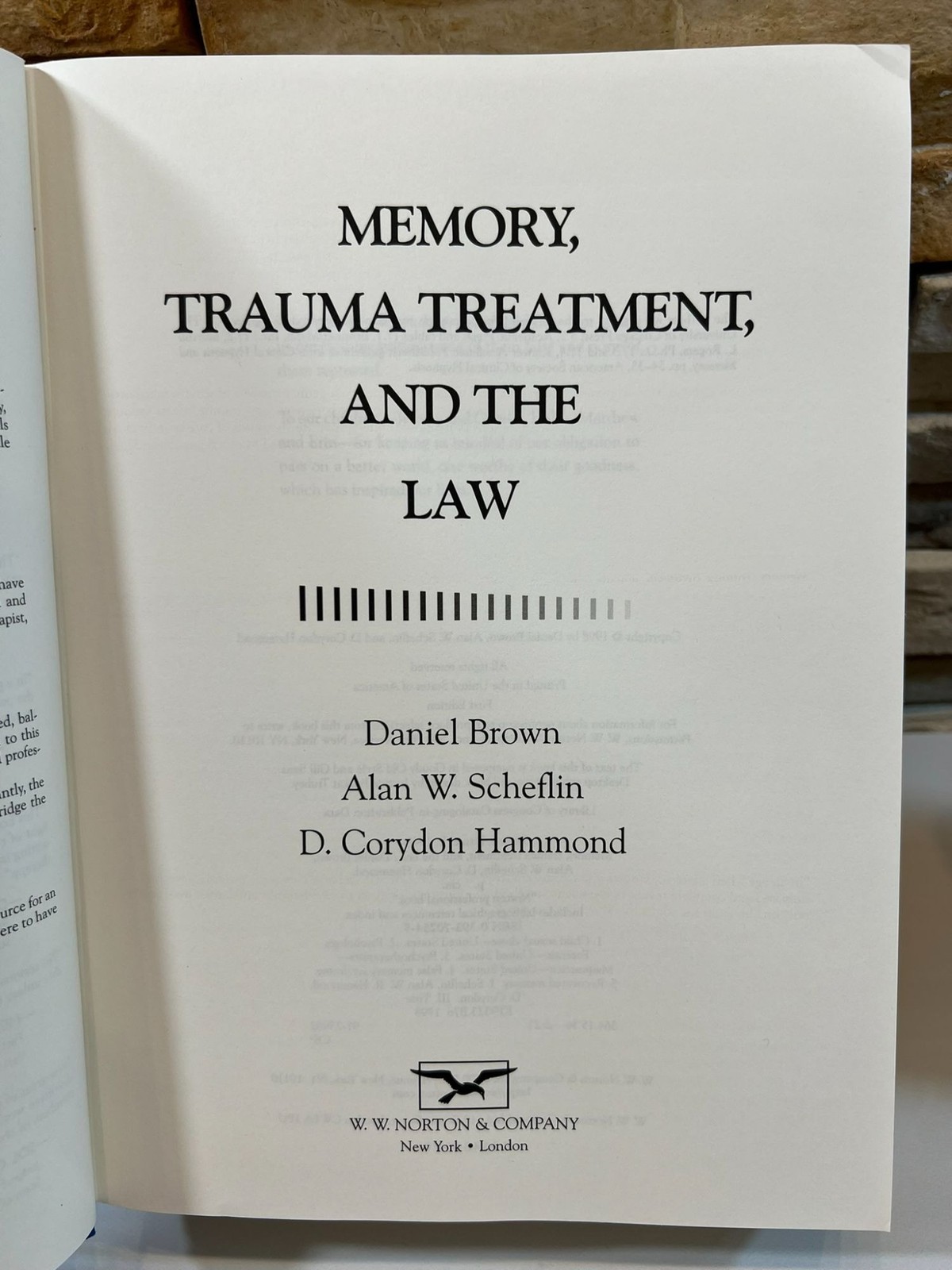 Memory, Trauma Treatment, and the Law Brown Scheflin Hammond HCDJ 1998 1st Ed
