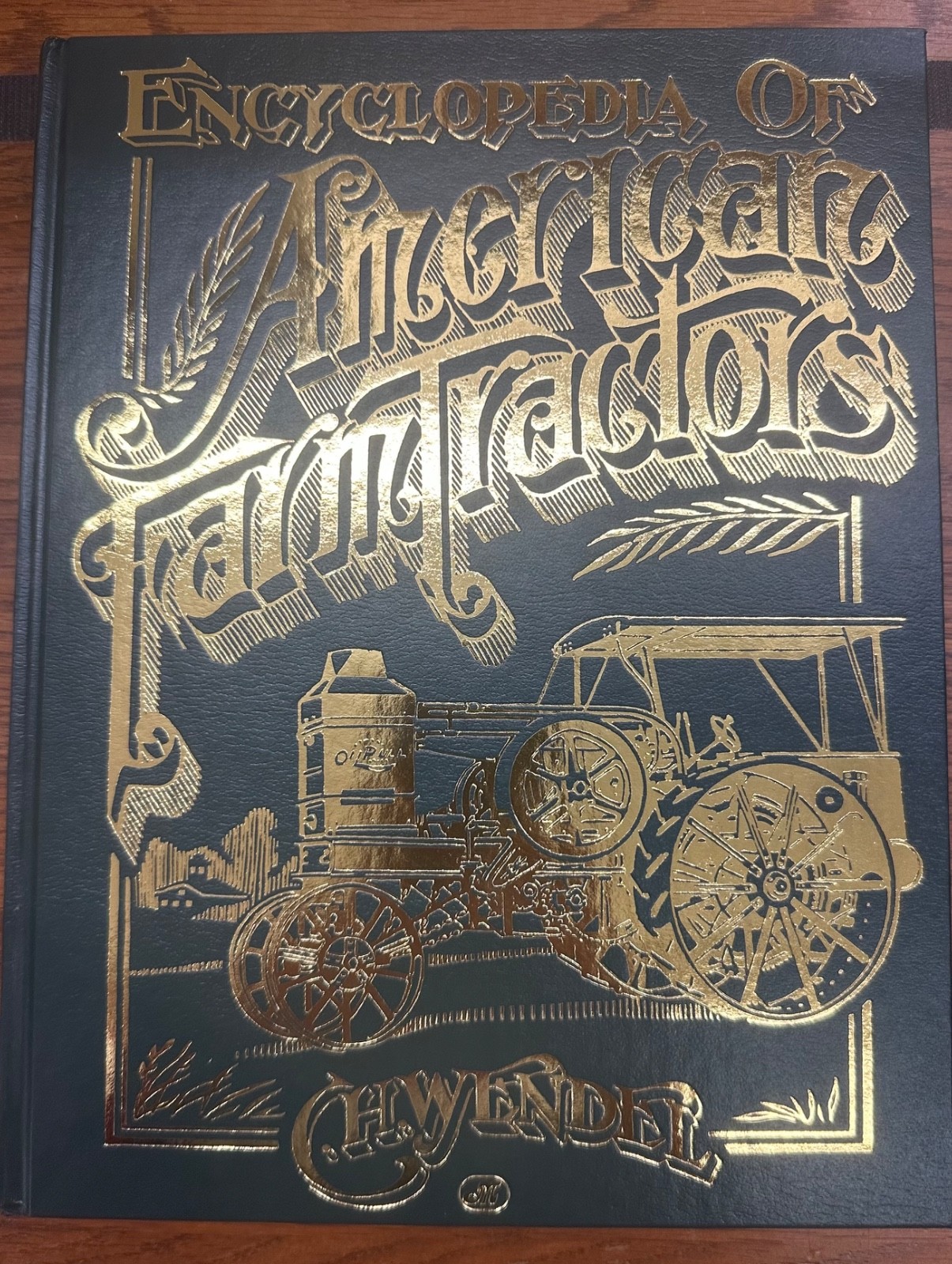 Encyclopedia of American Farm Tractors (Crestline Series) – Hardcover – like new