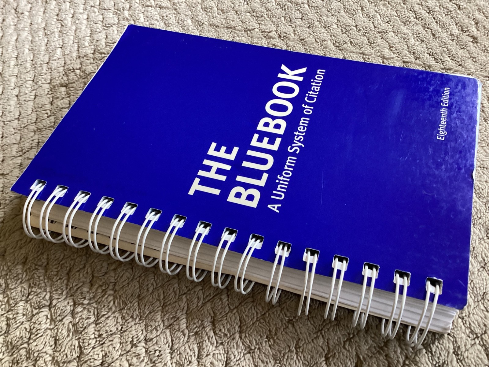 The Bluebook: A Uniform System of Citation 18th Edition (2009, Spiral PB) Law